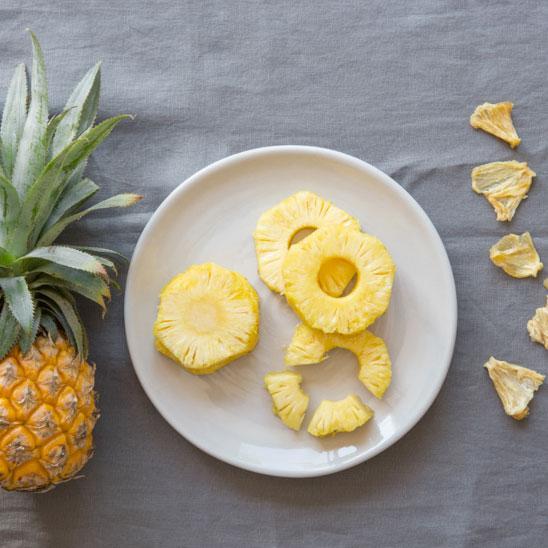 اناناس خشک برای تنقلات و غذا