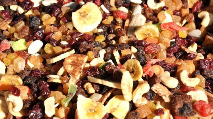 چه میوه هایی را خشک کنیم؟ نکاتی برای انتخاب بهترین میوههای مناسب خشک کردن